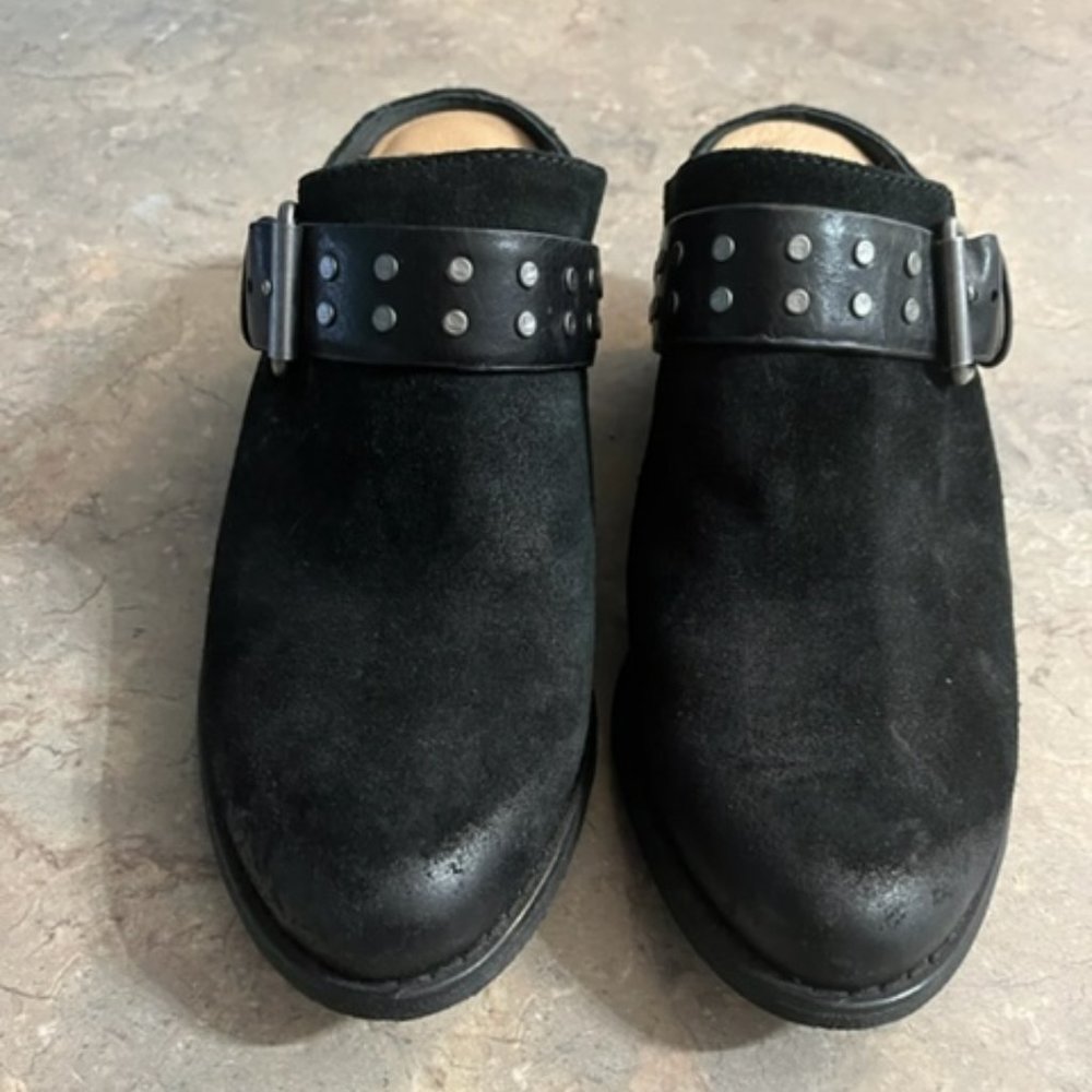 black clogs
